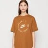 Nike Sportswear W Nsw Bf Prnt Su - Print T-Shirt - Ale Brown