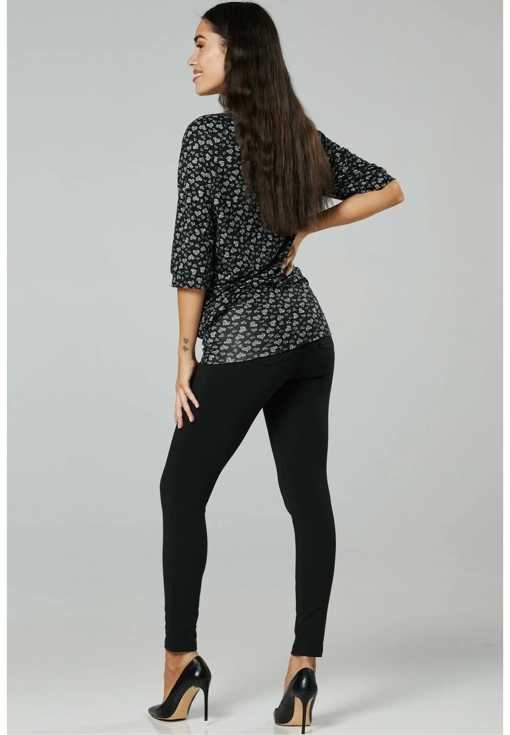 Happy Mama Print T-Shirt - Black With Hearts - Image 3