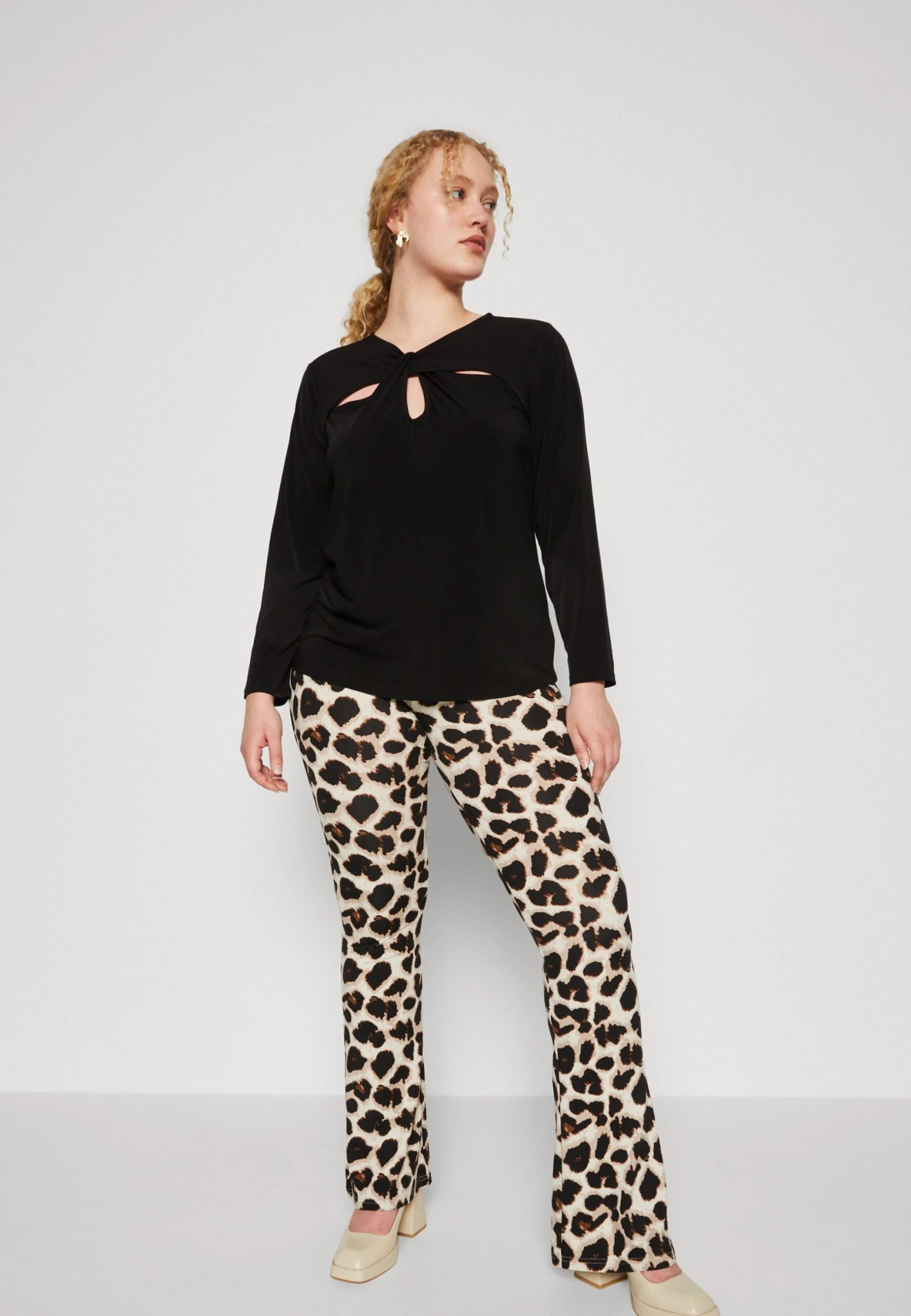 MICHAEL Michael Kors Solidtwist Keyhole- Long Sleeved Top - Black - Image 4