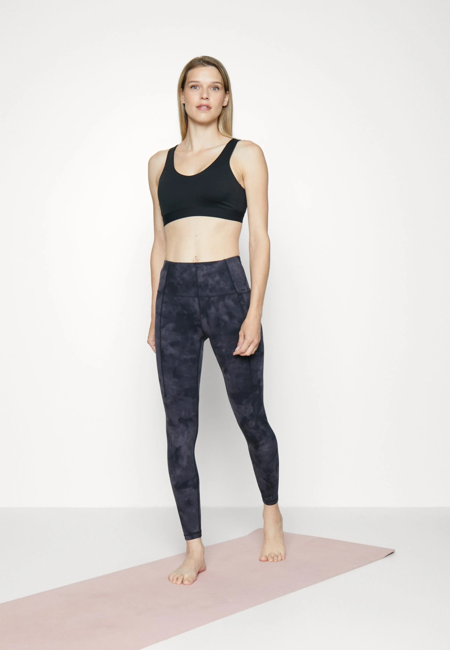 Sweaty Betty Super Soft Yoga Leggings - Leggings - Black - Image 2